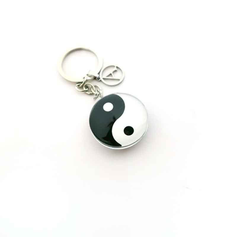 in-yan-personalna-bukva45 Yin and Yang – Keychain with Personalized Letter, Stainless Steel - Image 1